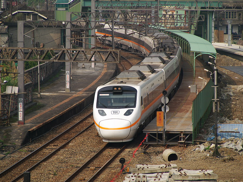 1088次自強號TEMU1000太魯閣列車正在通過整建中,山佳車站的臨時月台