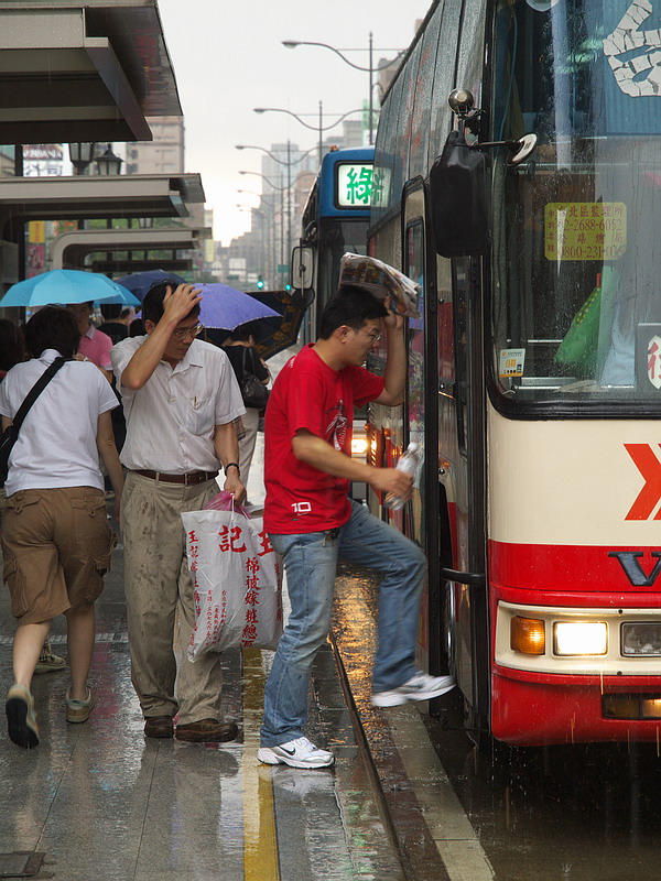 下雨天的臺北市公車專用道公車站-1