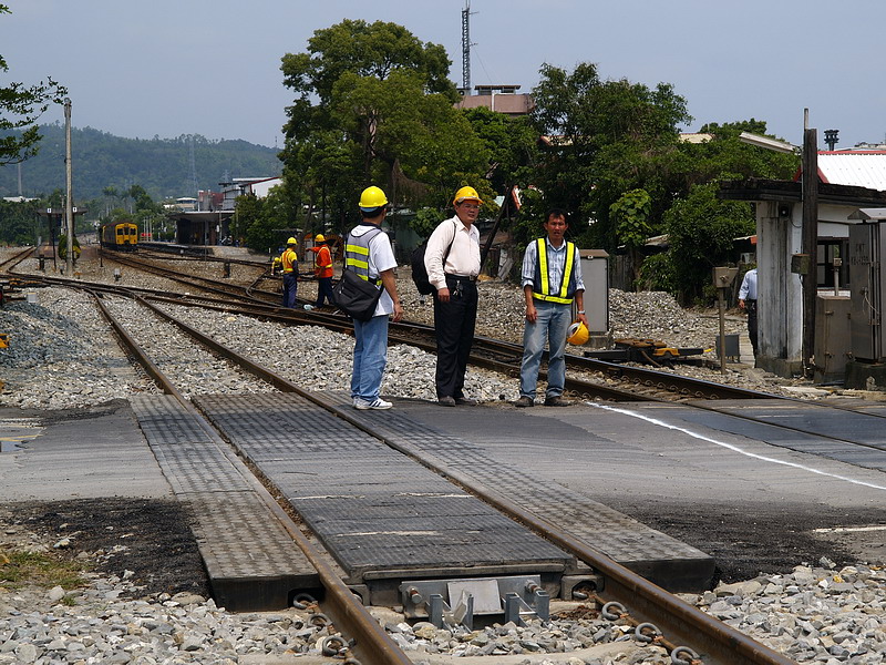 2007年3月29日中午,玉里車站南端平交道上,討論改線工作的工程人員